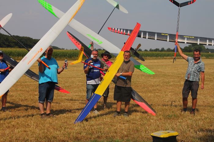 Bild mit Modellflugzeugen der Mitglieder